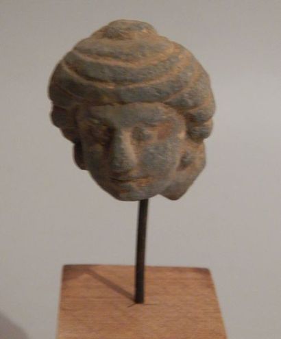 Tête de servant, en schiste. H :5 cm. GANDHARA...