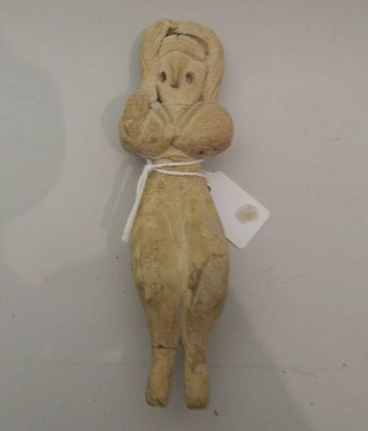 Figurine féminine assise, représentée les...