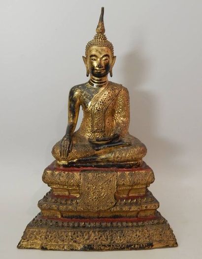Bouddha assis en position de prise de terre...