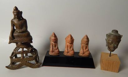 Ensemble comprenant : trois petits bouddha...