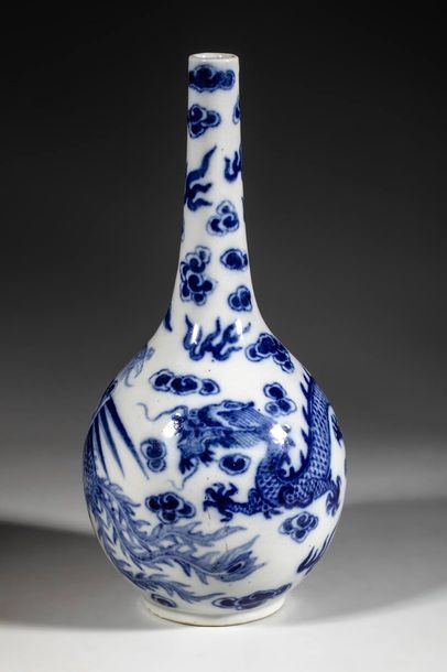 Vase soliflore en porcelaine de Hué,à décor...