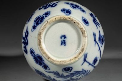 Vase soliflore en porcelaine de Hué,à décor...