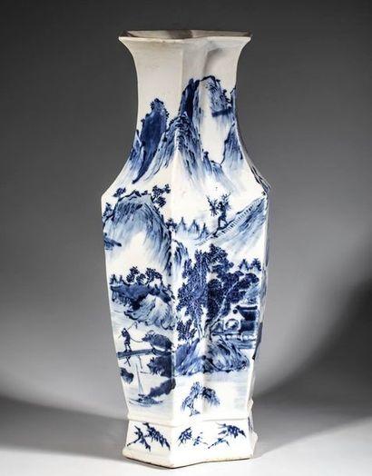 Vase en porcelaine à décor paysager et de...