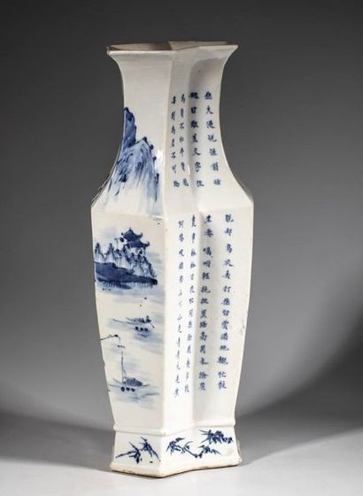 Vase en porcelaine à décor paysager et de...