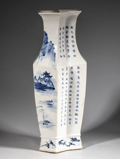 Vase en porcelaine à décor paysager et de...