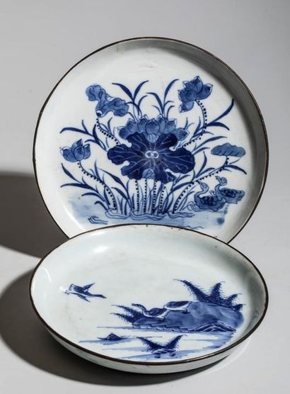 Deux coupelles cerclées en porcelaine de...