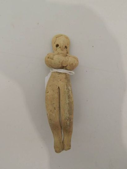 Figurine féminine assise, représentée les...