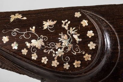 Elément de crosse de fusil, en bois à décor...