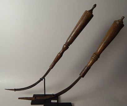Deux faucilles en bois et métal. Laos, XXe...