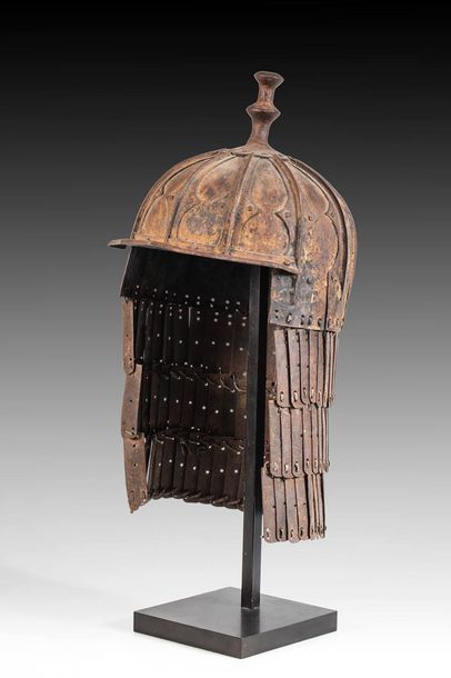 Casque en fer à protège-nuque. Tibet, XVIII-XIXe...
