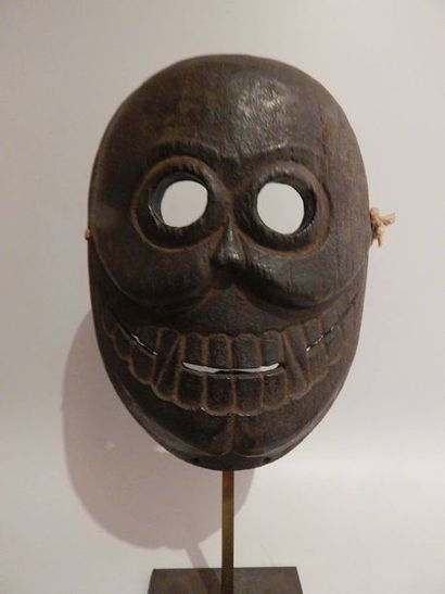 Masque en bois de cipati. Mombpa Pradesh,...