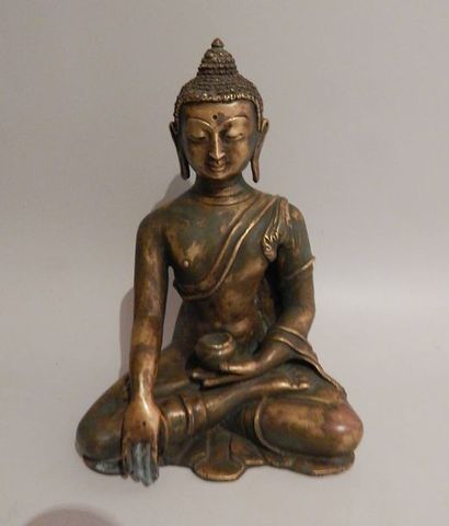 Bouddha médecin, en fonte de bronze pleine....