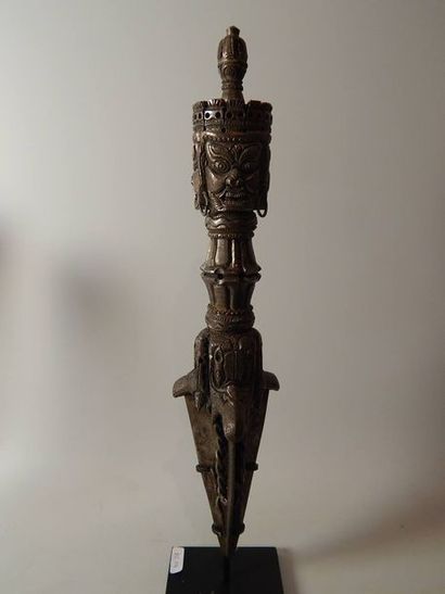 Phurbu. Très beau travail de ferronnerie....