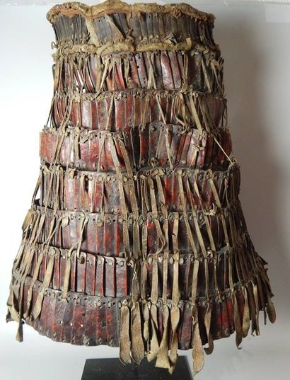 Partie de la jupe d’une armure de chaman,...
