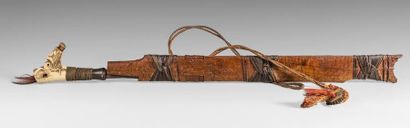 Mandau, Couteau Dayak. Lame en acier. Poignée...