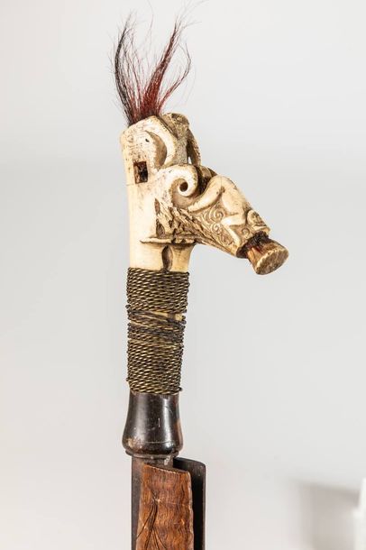 Mandau, Couteau Dayak. Lame en acier. Poignée...