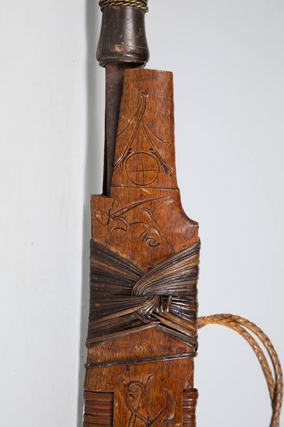 Mandau, Couteau Dayak. Lame en acier. Poignée...