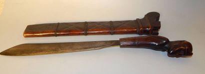 Couteau Dayak. Lame en acier. Poignée bois...