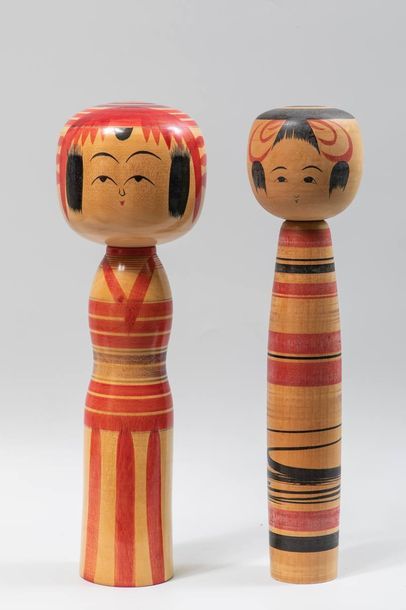 2 KOKESHI

Lot de 2 poupées en bois polychrome...