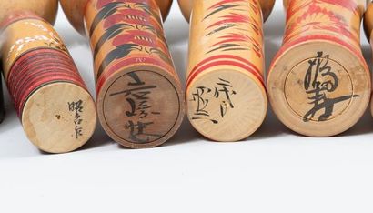 4 KOKESHI

Lot de 4 poupées en bois polychrome...