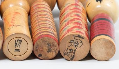 4 KOKESHI

Lot de 4 poupées en bois polychrome...