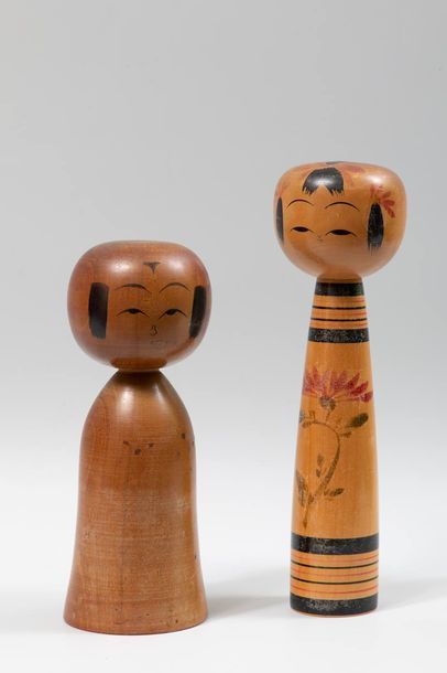 2 KOKESHI

Lot de 2 poupées en bois polychrome...
