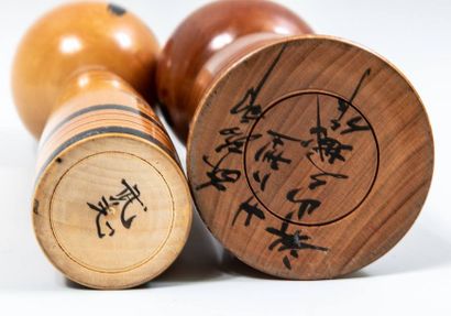 2 KOKESHI

Lot de 2 poupées en bois polychrome...