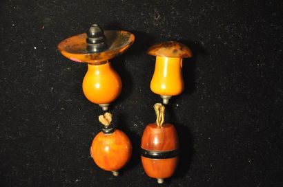 Lot de quatre boutons de sonnette divers...