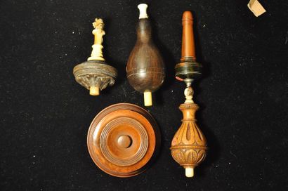 Lot de cinq boutons de sonnette en bois tourné,...