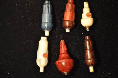 Lot des six boutons de sonnette en bakélite...