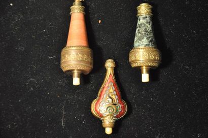 Lot de trois boutons de sonnette: un en cuivre...