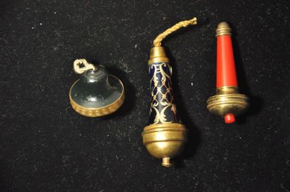 Lot de trois boutons de sonnette: un de forme...