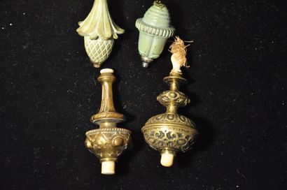 Lot de quatre boutons de sonnette: deux en...