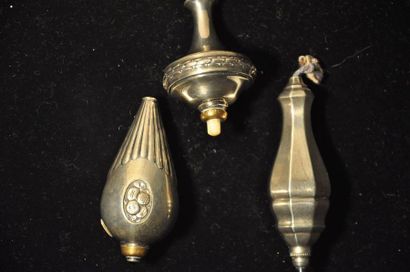 Lot de trois boutons de sonnette , deux en...