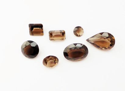 LOT d'imposants quartz fumés de tailles diverses,...