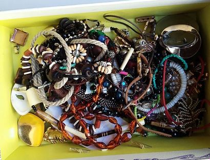LOT de bijoux et montres fantaisie