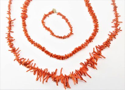 LOT de 2 colliers en corail branche accompagné...
