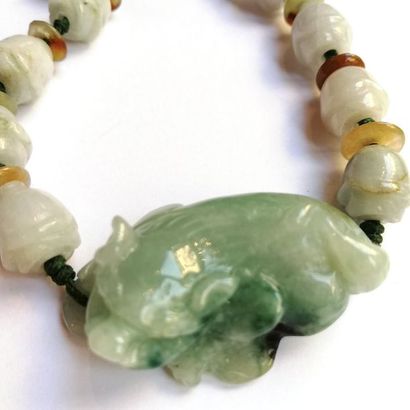 BRACELET composé de perles de jade en forme...