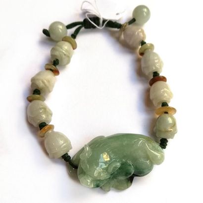 BRACELET composé de perles de jade en forme...