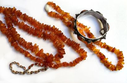 LOT composé de deux colliers en ambre et...