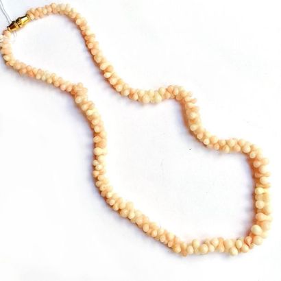 COLLIER composé de petits bâtons de corail...