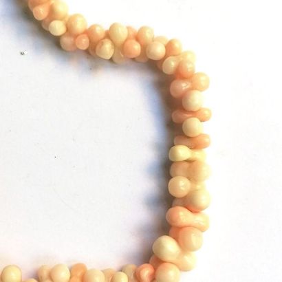 COLLIER composé de petits bâtons de corail...