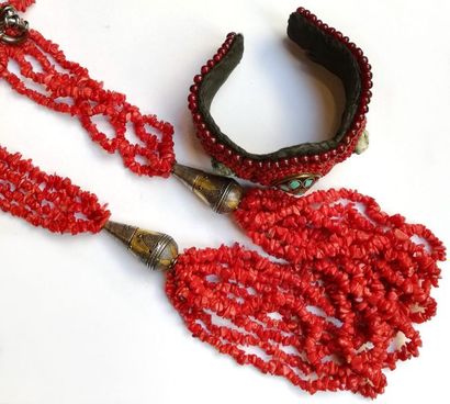 LOT composé d'un collier de plusieurs rangs...