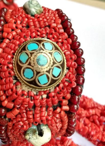 LOT composé d'un collier de plusieurs rangs...