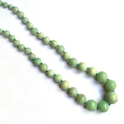 COLLIER de perles de jade en chute. L : 47...