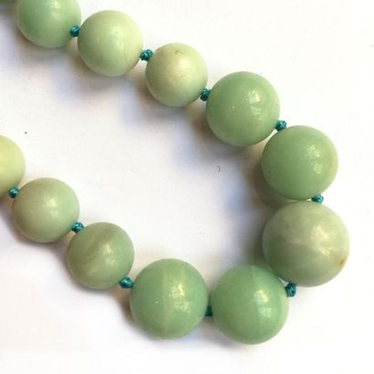 COLLIER de perles de jade en chute. L : 47...