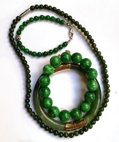 LOT en jade et malachite comprenant : trois...