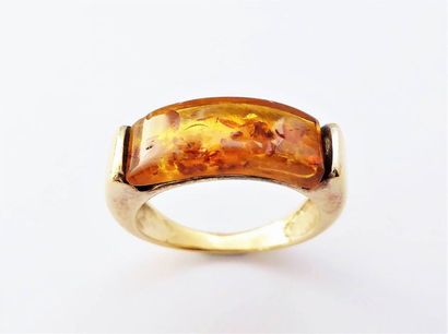 BAGUE en or 18K (750/°°) ornée d'ambre, TDD...
