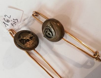 162 BIS. LOT de deux boutons de vénerie montés...