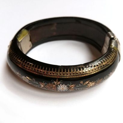 BRACELET rigide en écaille incrusté de motifs...